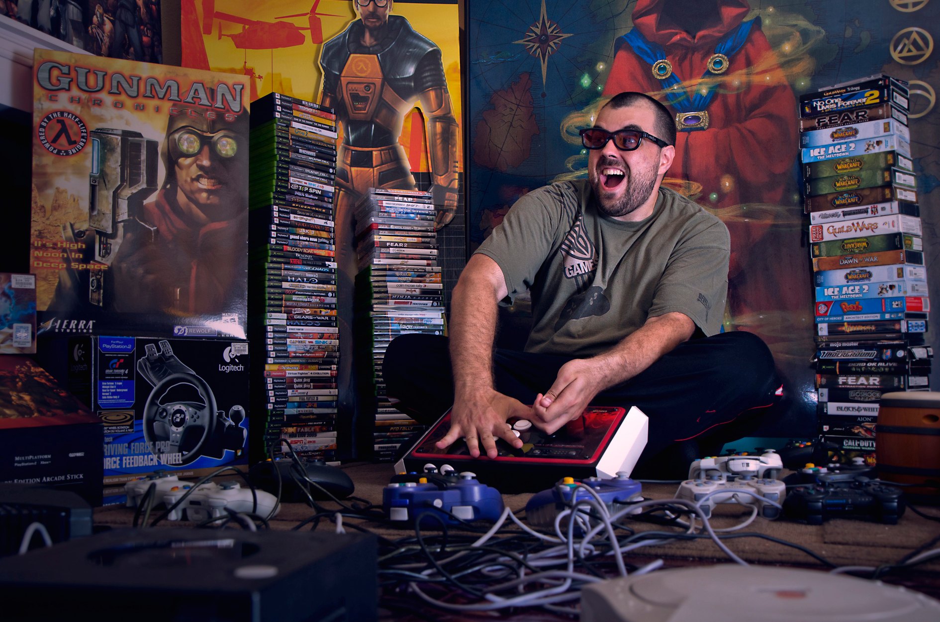 Retrato ambiental entre videojuegos, afiches y controles de arcade.