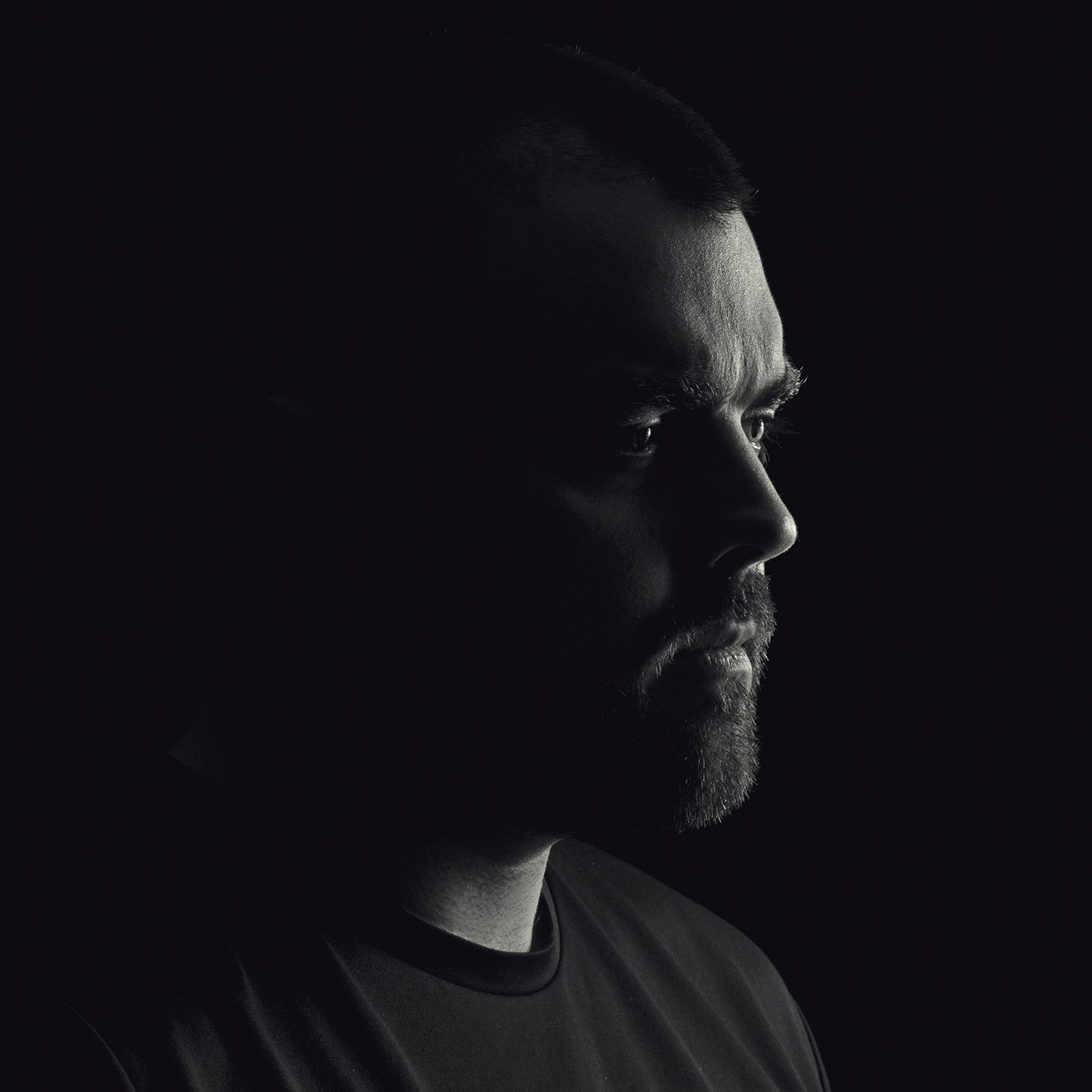 Perfil de Martin en blanco y negro, iluminado lateralmente sobre fondo oscuro.